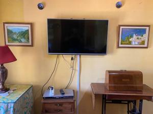 Telewizja i/lub zestaw kina domowego w obiekcie Villa Loma Linda