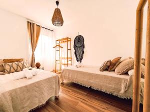 Chakra House Fuerteventura - Affordable Rooms in a Cozy Guesthouse客房内的一张或多张床位
