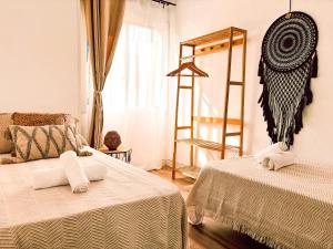 Chakra House Fuerteventura - Affordable Rooms in a Cozy Guesthouse客房内的一张或多张床位