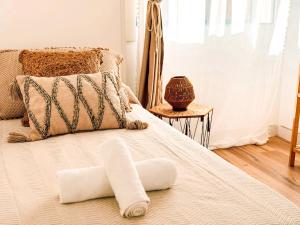 Chakra House Fuerteventura - Affordable Rooms in a Cozy Guesthouse客房内的一张或多张床位