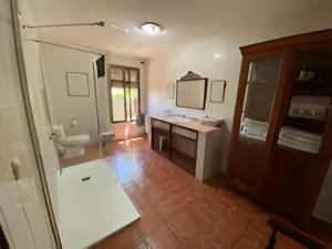 łazienka z umywalką i toaletą w pokoju w obiekcie Villa Loma Linda w mieście Ogíjares
