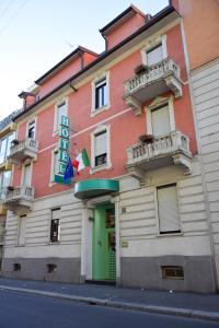 un edificio al lado de una calle en Hotel Losanna en Milán