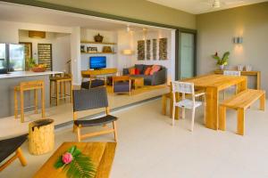 Χώρος καθιστικού στο Beachfront villa BALADIROU ,3 bedroom in Calodyne, private pool