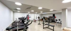 ロサリオにあるDADELF Puerto Norteの部屋にトレッドマシンが数台あるジム
