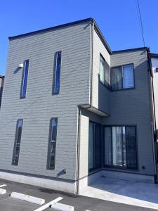前橋市にあるGUMPAKU Maebashi - Vacation STAY 81491vの青窓のある灰色の建物