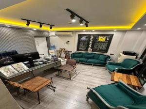 salon z kanapami i krzesłami w pokoju w obiekcie GALATAGREENAPPLEHOTEL w Stambule