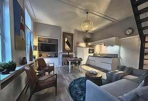 een tekening van een woonkamer met een bank en een keuken bij Logeren aan de Haven - Appartement Spijkerbrug in Middelburg