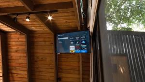 TV a/nebo společenská místnost v ubytování Cabañas Alpinas Jadeita Resorts