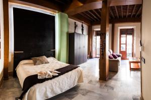 Posteľ alebo postele v izbe v ubytovaní Apartamentos Reyes Católicos