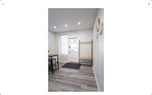 einen Flur mit Tür und Tisch in der Unterkunft 117 McGregor St Blenheim Unit # 3 in Blenheim