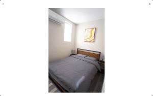 ein kleines Schlafzimmer mit einem Bett und einem Fenster in der Unterkunft 117 McGregor St Blenheim Unit # 3 in Blenheim