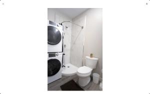 ein Bad mit WC und ein TV an der Wand in der Unterkunft 117 McGregor St Blenheim Unit # 3 in Blenheim + 3 Fotos