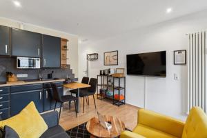 ハーメルンにあるCharysma - Aurum-Suite, modernes & elegantes Design, Parkplatz, Terrasseのキッチンとダイニングルームのあるリビングルーム
