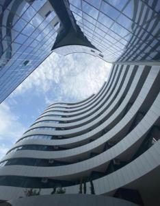 un edificio alto con vista al cielo en Pupin-Apartman7, en Novi Sad