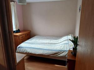 a small bedroom with a bed and a dresser at L'Aussoyenne in Aussois