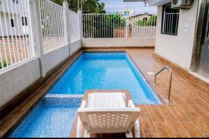 a swimming pool with a bench and a tub at Hotel Stella blu in Manta