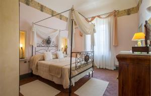 Ένα ή περισσότερα κρεβάτια σε δωμάτιο στο 5 Bedroom Cozy Home In Fabbrica