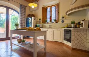 Η κουζίνα ή μικρή κουζίνα στο 5 Bedroom Cozy Home In Fabbrica