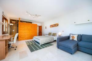 een slaapkamer met een bed en een blauwe bank bij Son Apiana in Mancor del Valle +141 foto's