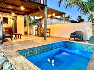 a swimming pool in the backyard of a villa at Casa do Romeu in Icaraí