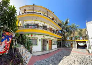 a yellow and white building with a balcony at Hotel Colonial in Yautepec de Zaragoza