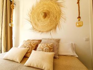 Chakra House Fuerteventura - Affordable Rooms in a Cozy Guesthouse客房内的一张或多张床位