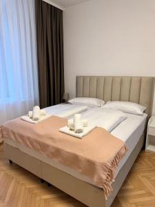 una camera da letto con due letti con asciugamani sopra di Neu! City Apartment im Stadtzentrum 4 a Vienna