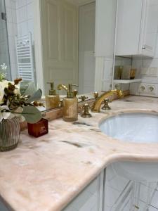 un bagno con un lavandino e un grande specchio di Neu! City Apartment im Stadtzentrum 4 a Vienna