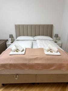 una camera da letto con un letto con due asciugamani sopra di Neu! City Apartment im Stadtzentrum 4 a Vienna