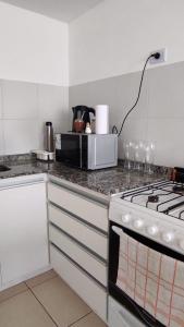 een keuken met een fornuis en een aanrechtblad bij SILVESTRE - Departamento in Cordoba