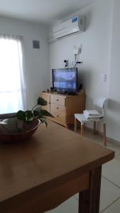 een woonkamer met een tafel en een tv bij SILVESTRE - Departamento in Cordoba