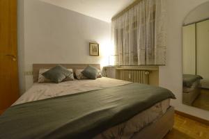 Un dormitorio con una cama grande en una habitación. en Dulci du Mont Blanc, en Courmayeur