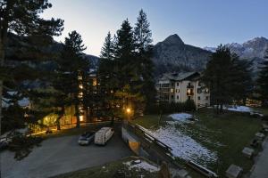 una vista de un edificio con coches aparcados en un aparcamiento en Dulci du Mont Blanc, en Courmayeur