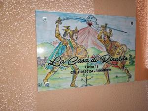 卡塔尼亚La Casa di Rinaldo的墙上的一个标志,上面写着一辆菲律宾汽车的集会