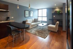 O bucătărie sau chicinetă la Zona G Luxury Escape King Bed and Fast WiFi 204