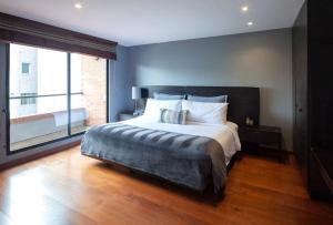 Un pat sau paturi într-o cameră la Zona G Luxury Escape King Bed and Fast WiFi 204