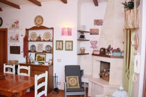a dining room with a table and a fireplace at villa lanterna in Conversano