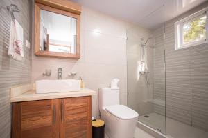 a bathroom with a toilet and a sink and a shower at CMB202 BEACH AREA Res Cristamar in Eslabón +13 photos