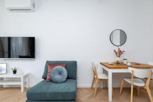 Televízia a/alebo spoločenská miestnosť v ubytovaní SuperApart Domaniewska apt 53