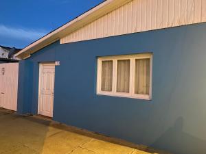 ピチレムにあるArriendo casa 3 dormitorios en PIchilemuの青い建物