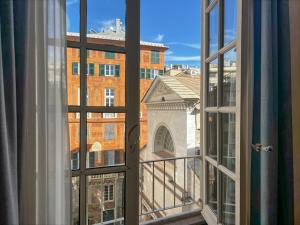 widok na budynek z okna w obiekcie Hotel Palazzo Grillo w Genui