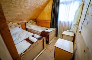 Postel nebo postele na pokoji v ubytování Hotel Voisa/სასტუმრო ვოისა