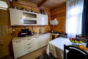 Kuchyň nebo kuchyňský kout v ubytování Hotel Voisa/სასტუმრო ვოისა