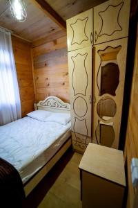 Postel nebo postele na pokoji v ubytování Hotel Voisa/სასტუმრო ვოისა