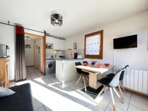 Η κουζίνα ή μικρή κουζίνα στο Résidence Les Balcons Du Charvin - Appartement confortable et proche du village MAE-9274 +17 φωτογραφίες