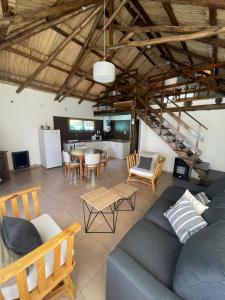 ein Wohnzimmer mit einem blauen Sofa und einem Tisch in der Unterkunft Alojamiento La Victoria in San Rafael