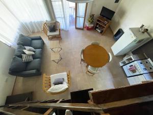 ein Wohnzimmer mit einem Sofa und einem Tisch in der Unterkunft Alojamiento La Victoria in San Rafael