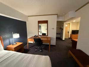 Postel nebo postele na pokoji v ubytování Days Inn by Wyndham Drayton Valley
