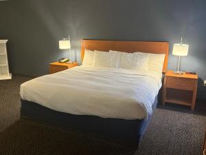 Postel nebo postele na pokoji v ubytování Days Inn by Wyndham Drayton Valley