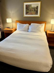 Postel nebo postele na pokoji v ubytování Days Inn by Wyndham Drayton Valley